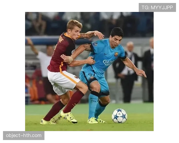 苏亚雷斯晒带娃视频，邻居阳台的吃瓜表情比他家泳池还抢镜